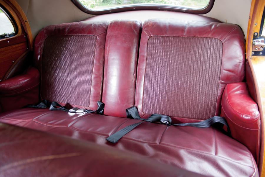  Chrysler Town & Country Sedan Black 1948 года  (фото 8 из 30)